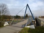 Gundelfingen, die Hngebrcke fr Fugnger und Radfahrer ber die B3 verluft unmittelbar neben der Straenbrcke, Mrz 2016