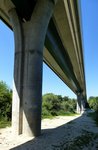 Hartheim, die Alain-Foechterle-Erich-Dilger-Brcke berquert den Altrhein in einer Lnge von 210m, die Stahlverbundkonstruktion mit zwei Fahrbahnen wurde 2006 erffnet, Juli 2015