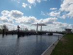 Die Klappbrücke über die Peene im Hafen von Loitz am 17.April 2016.