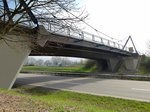 Gundelfingen, die Hngebrcke fr Fugnger und Radfahrer, dahinter die Straenbrcke ber die vierspurige B3, Mrz 2016