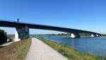 Pierre-Pflimlin-Brcke, der Rheinuferweg auf der deutschen Seite unterquert die Rheinbrcke, Sept.2016