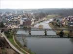 Blick von der Burg auf die Stadt Rochlitz mit der Eisenbahnbrcke (ex DR KBS 433 Waldheim - Rochlitz) ber die Zwickauer Mulde; am 14.08.1998 wurde der Zugverkehr eingestellt; Foto vom 5.01.2008  