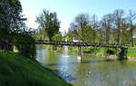 Breisach, die Fugngerbrcke ber den Festungsgraben zum Rheintor, April 2017