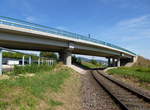 Gottenheim, die Straenbrcke der L115 ber die Kaiserstuhlbahn, Aug.2015