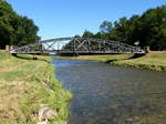 Hugstetten, am Ortsrand berspannt diese Stahlbogenbrcke die Dreisam, Aug.2013