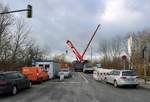 Brckensanierung in der Zscherbener Strae in Halle (Saale): Blick auf die fr den Verkehr nicht passierbaren Baustelle, whrend per Kran Arbeiten an der kurz vorher eingesetzten