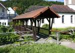 Suggental im Schwarzwald, gedeckte Fugngerbrcke ber den Talbach, Juni 2019