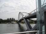 lngste freitragende Fussgngerbrcke der Welt ber den Rhein in   Weil bei Basel,  Bogenspannweite 230m, 2007 erffnet,