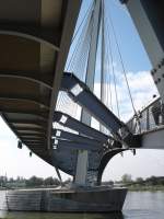 Fugngerbrcke ber den Rhein zwischen Kehl und Strabourg,  die Schrgseilbrcke wurde 2004 eingeweiht,  Hauptspannweite betrgt 177m,  2008