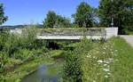 Btzingen am Kaiserstuhl, neue Rad-und Fuwegbrcke ber den Mhlbach, Juli 2022