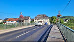 Die Werrabrcke auf der B 451 in Witzenhausen mutet historisch an, nicht zuletzt durch den zufllig vorbeifahrenden VW Kfer.