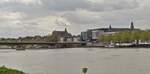 Blick von der Rechten Maas Seite auf das Mosea Forum und einen Teil der Wilhelmine-Brcke mit der Altstadt von Maastricht.