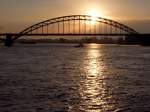 Sonnenaufgang über der Waalbrug bei Nijmegen;100829