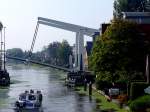 SWAENSWIJKBRUG, eine Zugbrücke  über den Alten Rhein bei Alphen aan den Rijn senkt sich nach passieren eines Schiffes; 110904