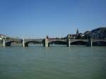 Basel,  die Mittlere Rheinbrücke, für Straße und Straßenbahn, die steinerne Bogenbrücke wurde 1903-05 erbaut, 195m lang, 18m breit,  1225 stand hier die erste hölzerne Brücke über den Rhein ,  Juni