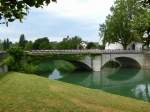 Rheinau, die Brcke ber den Rhein verbindet die Klosterinsel mit dem Ort, Juli 2013