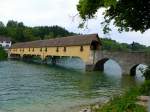 Rheinau, die gedeckte Holzbrcke ber den Rhein verbindt die Schweiz mit Deutschland, die historische Brcke hat nur eine Fahrspur und eine Tragfhigkeit von 8 Tonnen, erbaut 1804-06, Juli 2013