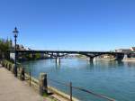 Basel, Blick rheinabwrts auf die Wettsteinbrcke, 1991 neu aufgebaut auf den Strompfeilern der ersten Brcke von 1879, April 2015