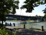 Basel, Blick auf die Wettsteinbrücke vom Rheinufer in Kleinbasel, Juni 2015