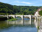 St.Ursanne, die historische Steinbrcke ber den Doubs, erbaut 1728, Mai 2017