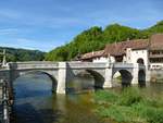 St.Ursanne, die frisch sanierte St.Johannis-Brcke fhrt direkt in die historische Altstadt, Mai 2017