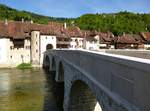 St.Ursanne, Blick vom linken Ufer der Doubs entlang der St.Johannes-Brcke zur Altstadt, Mai 2017