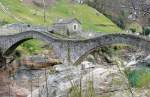 Ponte dei Salti ber die Verzasca bei Lavartezzo am 09.04.2008