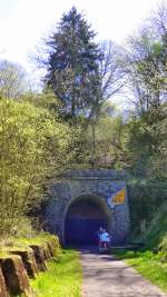 Deutschland, Rheinland-Pfalz, Eifel, der Maare-Mosel-Radweg (MMR) an der Nordeinfahrt des  Grossen Schitzohr  Tunnels (560 m lang) zwischen Daun und Schalkenmehren.