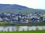 Deutschland, Rheinland-Pfalz, Landkreis Trier-Saarburg, Leiwen und der Moselradweg von der Trittenheimer laurentius Kapelle aus gesehen.