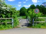 Deutschland / Frankreich, vom Glan-Blies-Radweg (Staudernheim-Sarreguemines)zwischen Wrschweiler und Homburg im Saarland fhrt diese schmale aber belastbare Brcke ber den Erbach  ...