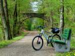 Deutschland, Rheinland-Pfalz, Fritz Wunderlich Radweg, Brcke ber die ehemalige Bahnlinie bei Pfeffelbach im Landkreis Kusel, Mountain Bike des Fotografen.