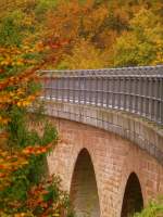 Deutschland, Rheinland-Pfalz, Eifel, Pleiner Viadukt im Herbst, Lnge 98 Meter, Hhe ber Tal 31 Meter auf dem Maare-Mosel-Radweg.