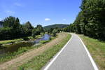 Brombach, Radweg entlang der Wiese auf dem Hochwasserschutzdamm, Juli 2020