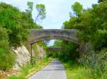 Frankreich, Languedoc-Roussillon, Voie verte de la Vaunage, auch Voie Verte von Caveirac (bei Nmes)  nach Sommires genannt auf der ehemaligen Bahntrasse von Nmes nach Sommires.