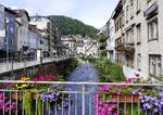 Bad Wildbad, Blick in die K�nig-Wilhelm-Stra�e mit der Gro�en Enz, Sept.2026
