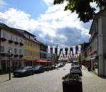 Wolfach, Blick in die fahnengeschmckte Marktstrae, Aug.2014