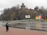 Blick vom Stadtzentrum aus auf die Festung oder, wie dort zu lesen ist, auf  das Schloss von Mosyr .