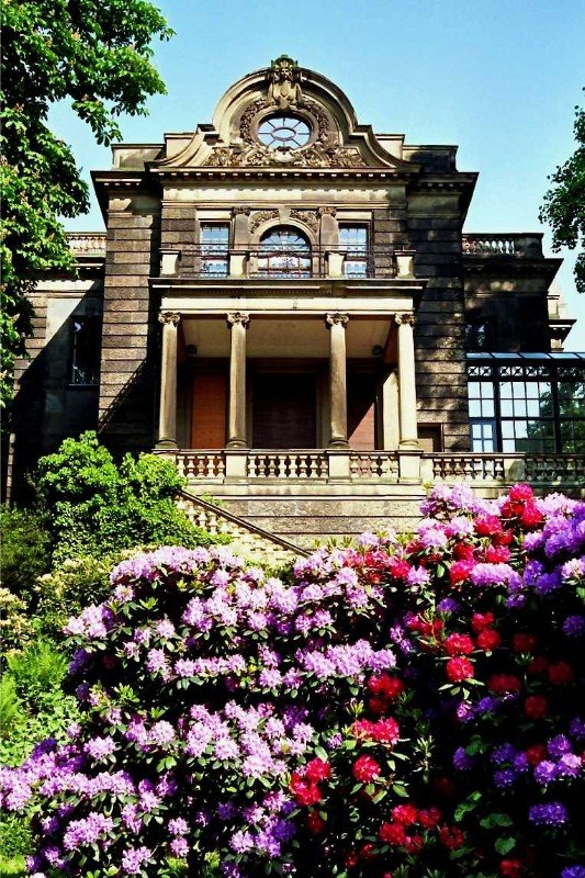 Thyssen-Villa (15. Mai 1989). Joseph Thyssen, ein Bruder des bekannteren August Thyssen, lie die neubarocke Villa 1898 erbauen. Zur Ruhr hin schliet sich ein Park - heute ffentliche Anlage - an, der die Besucher im Frhling mit ppig blhenden Rhododendren erfreut.