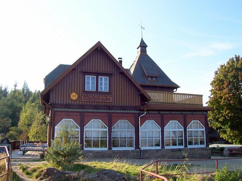 Tpferbaude auf dem Berg Tpfer im Zittauer Gebirge im September 2006, diese Berggaststtte ist seit 80 Jahren auen und innen kaum verndert worden. Fr weniger Wanderfreudige fhrt der  Oybiner Gebirges-Express  von Kurort Oybin herauf.