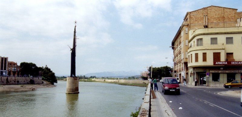 TORTOSA (Provincia de Tarragona), 20.06.2000, Rio Ebro mit Brgerkriegsdenkmal (Foto eingescannt)