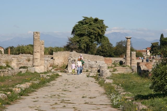 Touristen flanieren ueber historischem Boden bei der Besichtigung des archeologischen Parks von Paestum; 14.10.2007