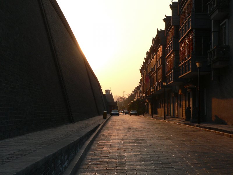 Touristische Attraktionen wurden und werden stark modernisiert, hier die Xi'aner Stadtmauer mit einigen Neubauten. 09/2007