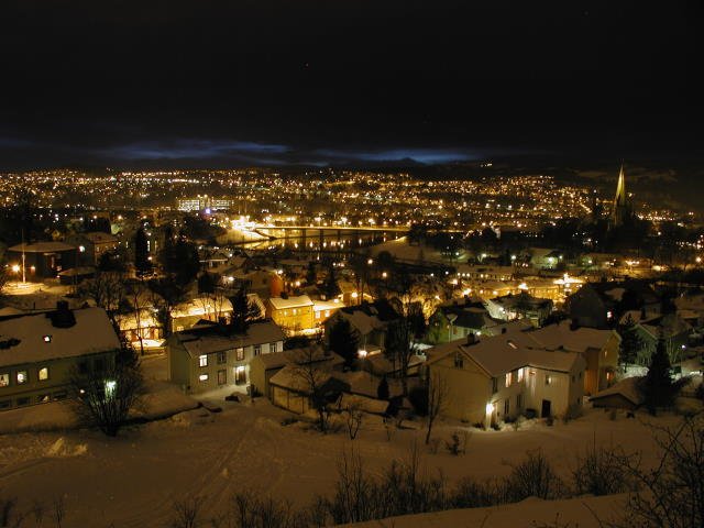  Trondheim by night  Nachtansicht von der Festung Kristiansten; 11.03.2002