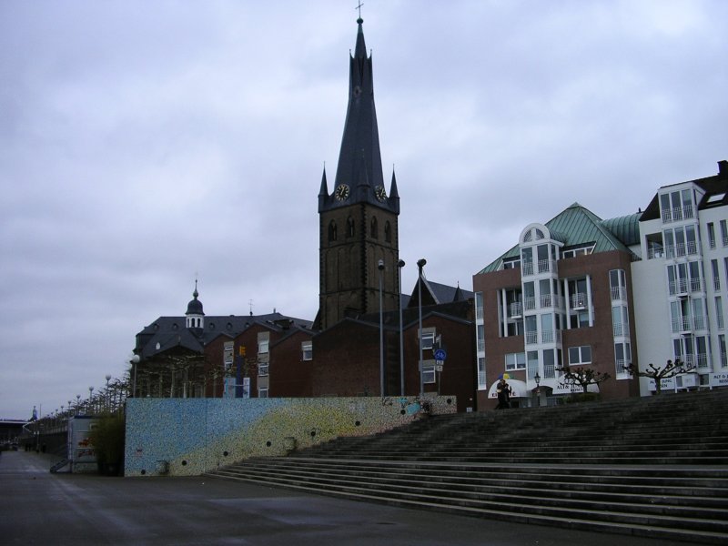 Turm der St. Lambertus Kiche von der Rheinufer aus.(19.01.2008) 