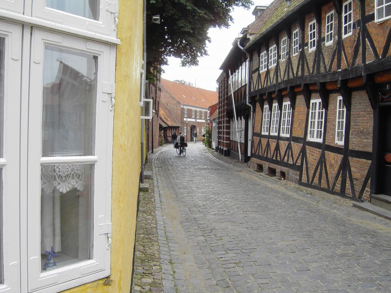 Typisch dnische Gasse in Ribe. Schmal, Pflastersteine und eine eher schief wirkende Bauweise der Huser. Ribe ist die lteste Stadt in Dnemark