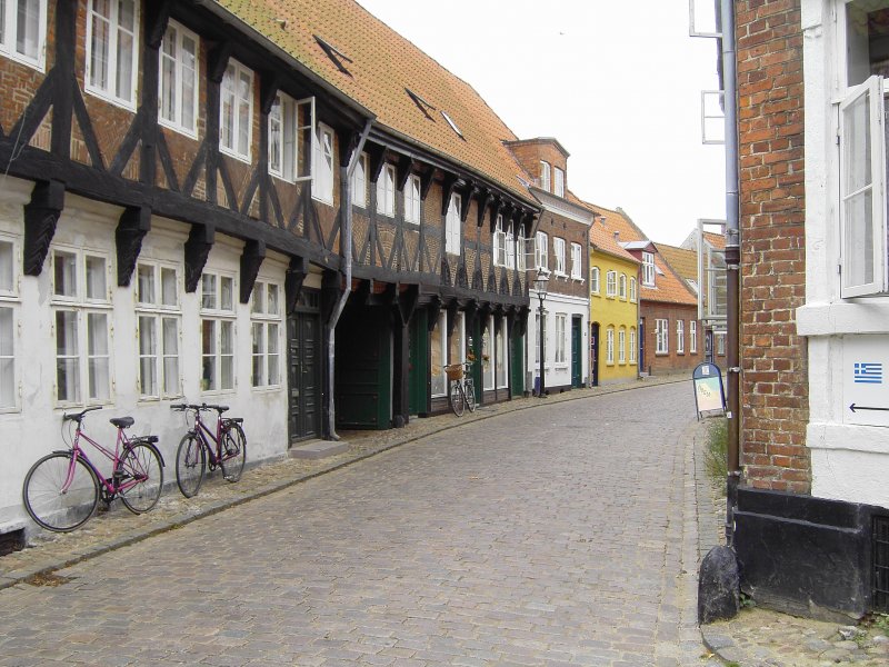 Typisch dnische Gasse in Ribe. Schmal, Pflastersteine und eine eher schief wirkende Bauweise der Huser. Ribe ist die lteste Stadt in Dnemark