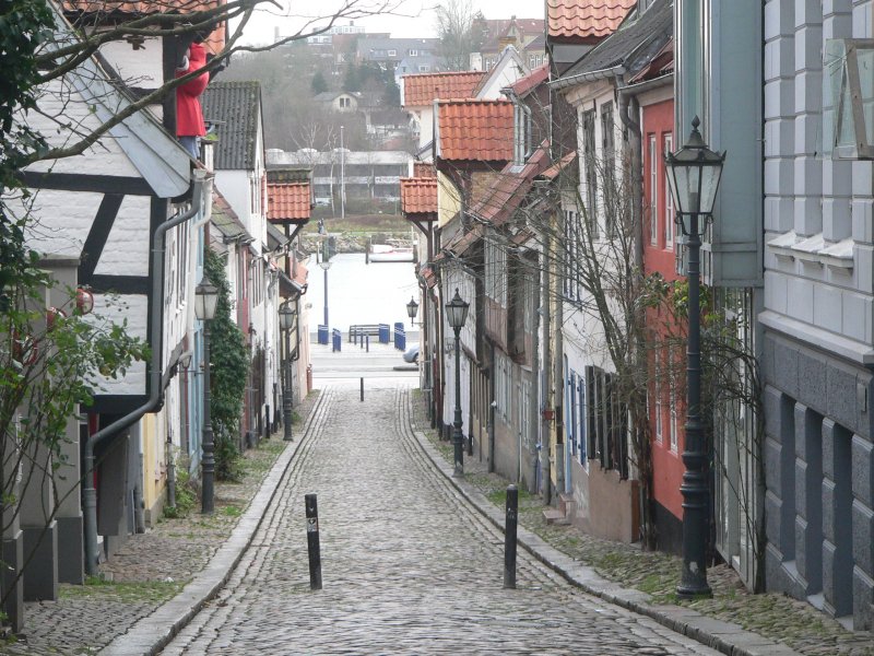 Typisch fr Flensburg sind die vielen Hhenunterschiede. Zwischen den einzelnen Ebenen finden sich teils schne Gassen. Gesehen in der Groen Strae am 4.1.2007