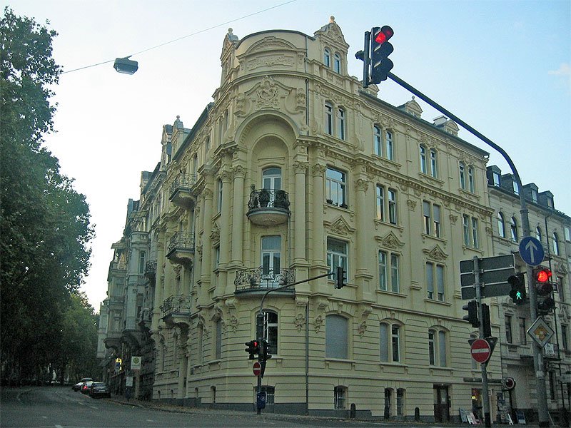 Typisch fr Wiesbaden: Stadthaus mit Jugendstilornamenten. Bismarckring, Oktober 2006