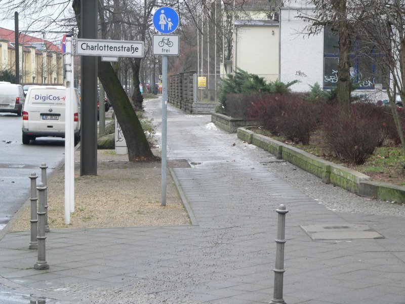 Typische Radverkehrsanlage, wie man sie im ganzen Bundesgebiet vorfindet. Da es hier manchmal Missverstndnisse gibt: Radfahrer mssen hier nicht auf dem Fuweg fahren, drfen dies aber. Es muss jedoch Schrittgeschwindigkeit eingehalten werden, Fugnger haben Vorrang. Es darf nur der rechtsseitige Weg befahren werden. 28.1.2007