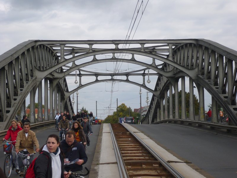 ber die Bsebrcke (Bhf. Bornholmer Strae). Hier gab es eine kleine Pause mit kostenlosen Getrnken. 20.9.2008